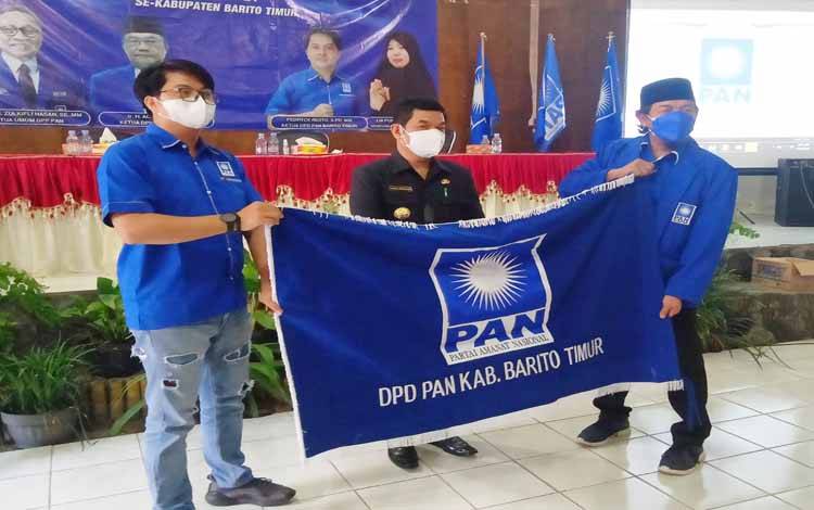Penyerahan bendera DPD PAN dari Ketua DPW Kalteng dengan disaksikan oleh Bupati Barito Timur, Ampera AY Mebas