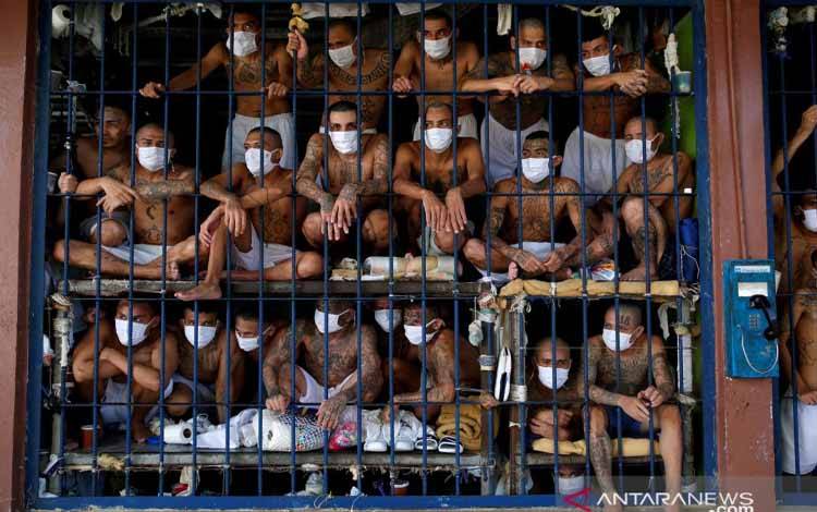 Ilustrasi--Anggota geng terlihat di dalam sebuah sel di penjara Quezaltepeque saat tur media di Quezaltepeque, El Salvador, 4 September 2020
