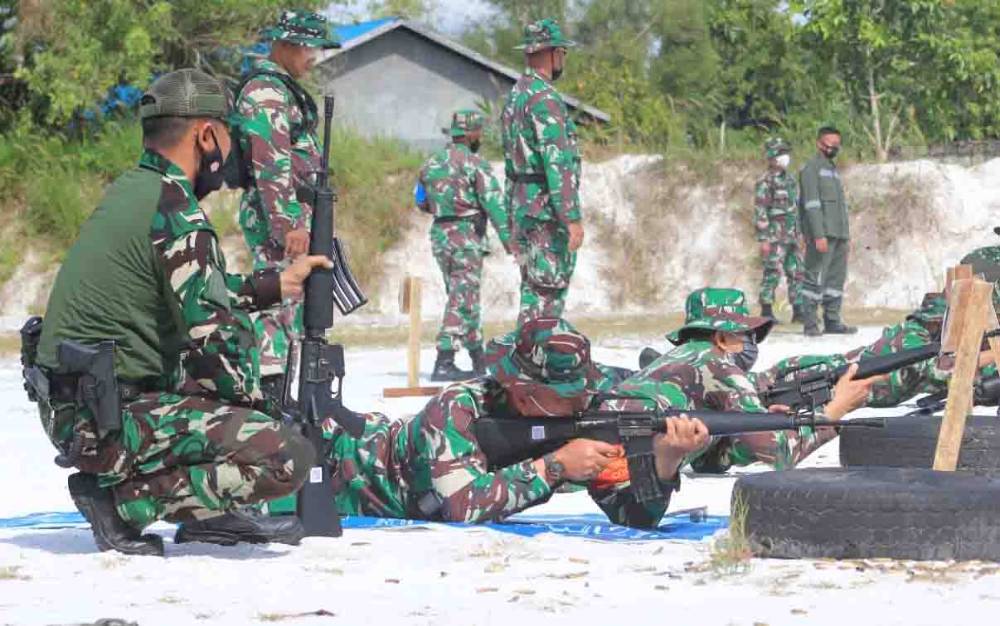 Sejumlah prajurit TNI Kodim 1016 Palangka Raya melaksanakan latihan menembak
