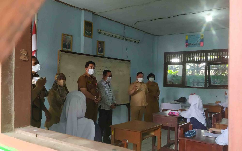 Kepala Dinas Pendidikan Kotawaringin, Suparmadi bersama Bupati Kotim saat meninjau pembelajaran tatap muka di salah stau sekolah