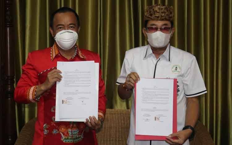 Bupati Seruyan Yulhaidir dan Rektor UPR DR Andrie Elia saat melaksanakan penandatanganan MoU di Palangka Raya