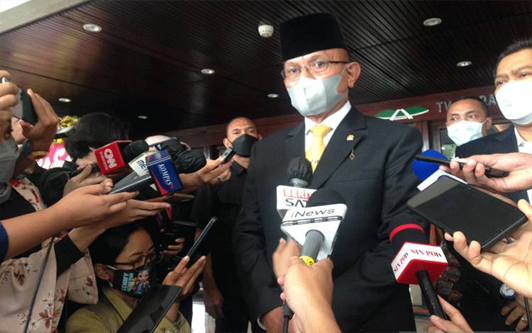Wakil Ketua DPR RI Lodewijk Paulus sampaikan keterangan pers di Kompleks Parlemen, Jakarta, Kamis. (ANTARA/Imam Budilaksono)