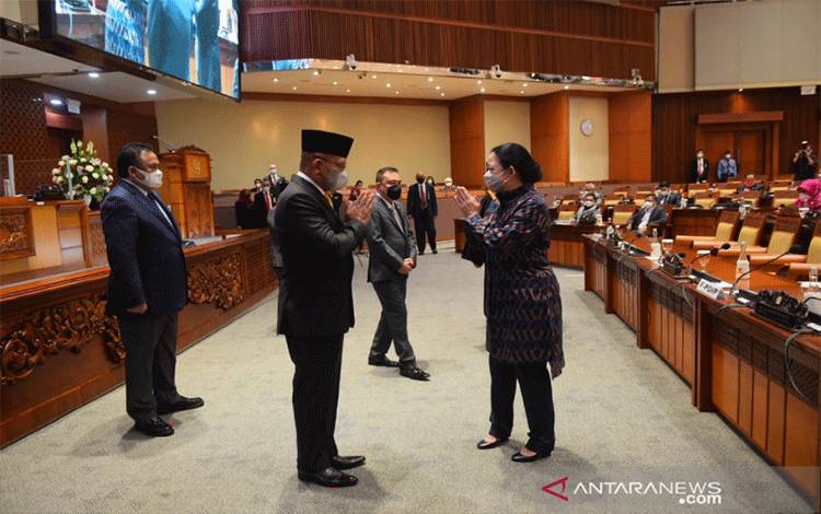 Ketua DPR RI Puan Maharani (kanan) memberikan ucapan selamat kepada Lodewijk Paulus usai dilantik sebagai Wakil Ketua DPR RI, di Kompleks Parlemen, Jakarta, Kamis. (ANTARA/HO-DPR RI)
