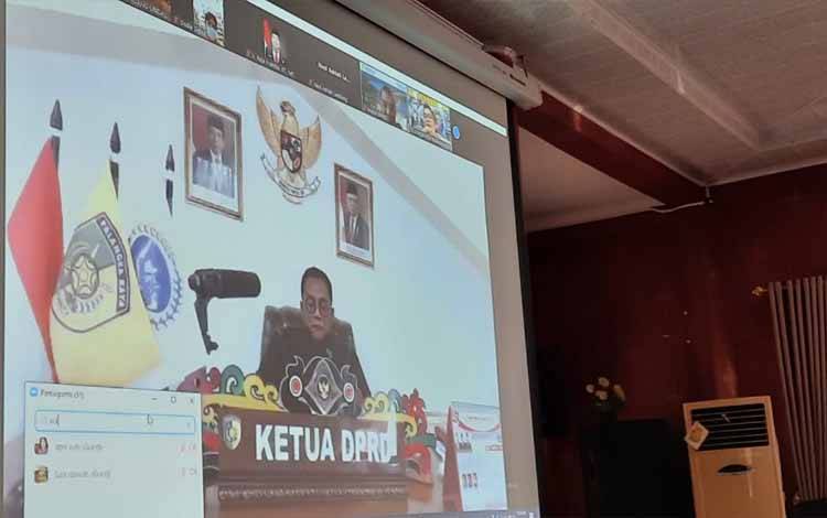 Ketua DPRD Kota Palangka Raya, Sigit K Yunianto saat memimpin paripurna secara virtual  