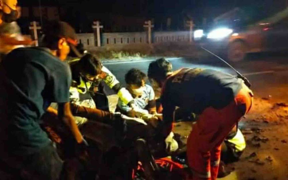 Evakuasi korban kecelakaan lalu lintas di ruas Jalan Trans Kalimantan, Kelurahan Barimba, Kecamatan Kapuas Timur, tadi malam (foto : IST)