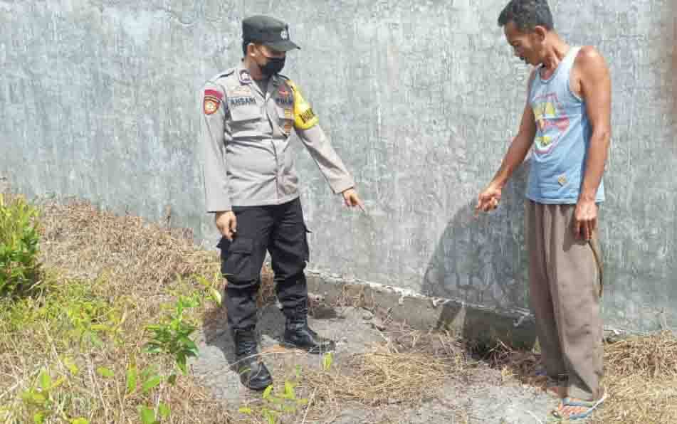 Polisi saat memeriksa lubang yang digali oleh pelaku untuk mencuri sarang burung walet di Desa Ujung Pandaran, Kecamatan Teluk Sampit, Kotim