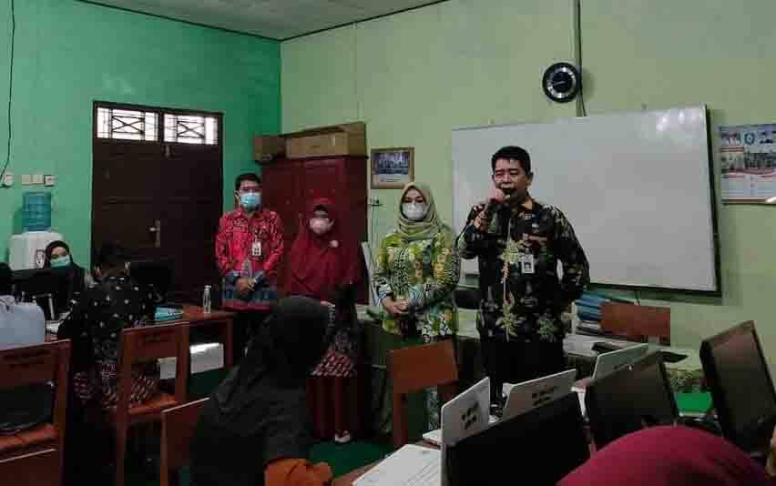 Kepala Dinas Pendidikan Kotawaringin Timur, Suparmadi, bersama Wakil Bupati Kotim, saat menyapa sejumlah peserta didik di SMP Negeri 3 Sampit, beberapa waktu lalu. 