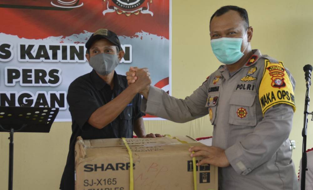 Wakapolres Katingan Kompol Hemat Siburian menyerahkan hadiah lomba mancing kepada koresponden borneonews.co.id, Abdul Gofur.