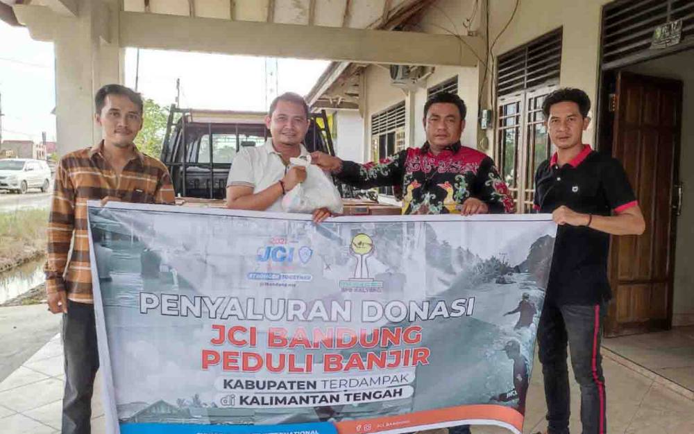 Penyaluran donasi JCI Bandung dan HIPMI Kalteng peduli banjir.