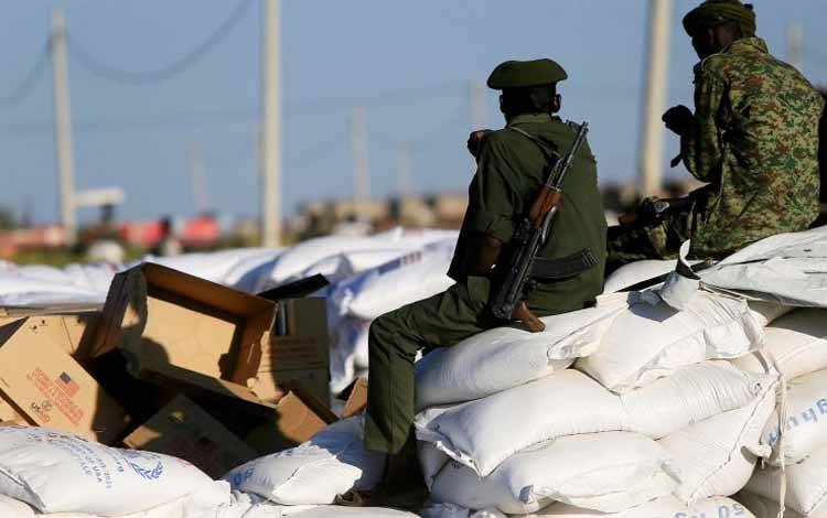 Sejumlah pria bersenjata di kamp Fashaga, perbatasan Sudan-Ethiopia, daerah Kassala, Sudan, pada Selasa (24/11/2020) menjaga karung makanan yang akan dikirim untuk pengungsi Ethiopia yang melarikan diri dari perang di wilayah Tigray