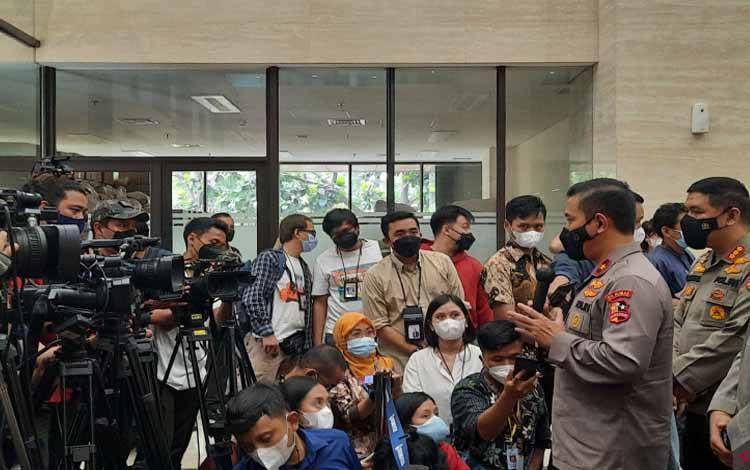Karopenmas Divisi Humas Polri Brigjen Rusdi Hartono memberikan keterangan pers kepada awak media di Gedung Bareskrim Polri, Jakarta Selatan, Jumat (1/10/2021)