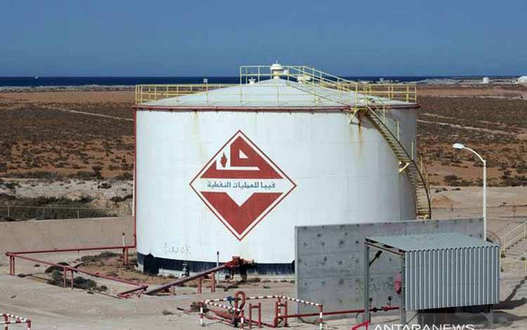  Sebuah tangki minyak terlihat di dalam Perusahaan Minyak dan Gas Pelabuhan Ras Lanuf di Ras Lanuf, Libya, Selasa (10/7/2018)