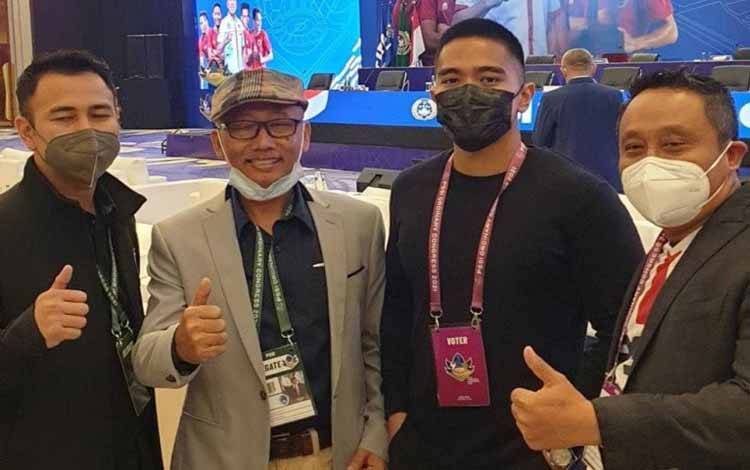 Foto arsip - (Foto dari kiri ke kanan) - Owner RANS Cilegon United FC Raffi Ahmad, Manajer HWFC Suli Daim, owner Persis Solo Kaesang Pangarep, dan owner PSG Pati Saiful Arifin di sela Kongres Biasa PSSI di Jakarta