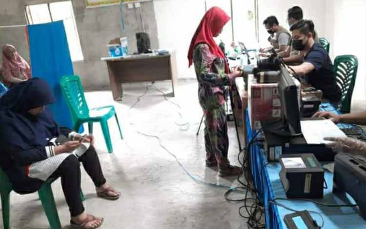 Tim Pemburu Sidik Jari Dukcapil Kabupaten Kapuas melakukan perekaman KTP-El di Kecamatan Tamban Catur, Sabtu 2 Oktober 2021