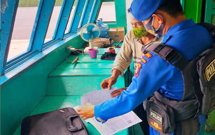 Personel Polairud Polres Seruyan memeriksa kelengkapan dokumen kapal