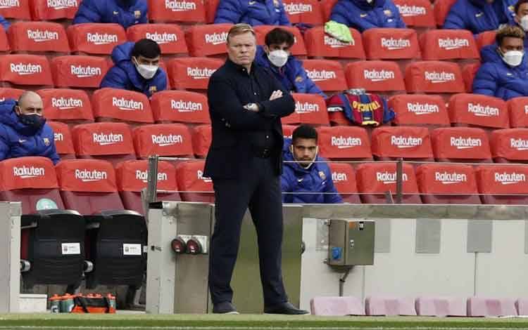 Pelatih Barcelona, Ronald Koeman berdiri di sisi lapangan saat pertandingan La Liga lawan Granada di Camp Nou, Barcelona, Spanyol pada 30 April 2021.(REUTERS/ALBERT GEA)