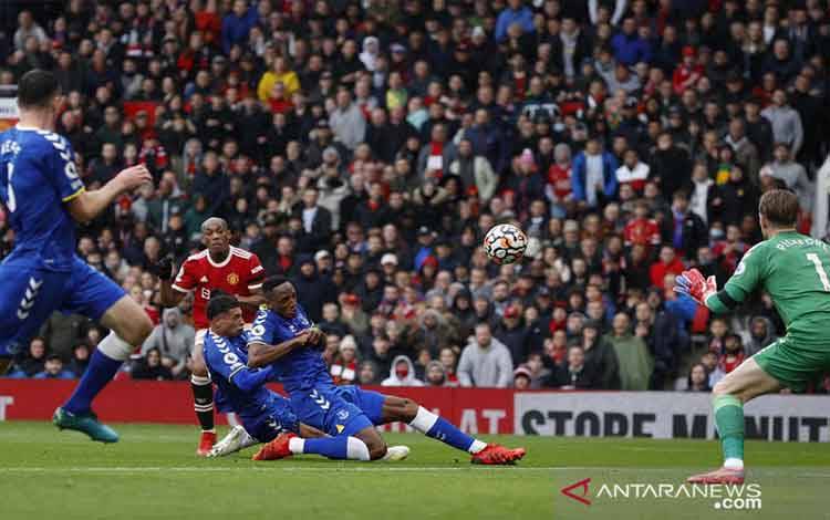 Pemain Manchester United Anthony Martial mencetak gol pertama pada laga Liga Inggris melawan Everton di Old Trafford, Manchester, Inggris (2/10/2021). ANTARA FOTO/REUTERS/Phil Noble/aww.