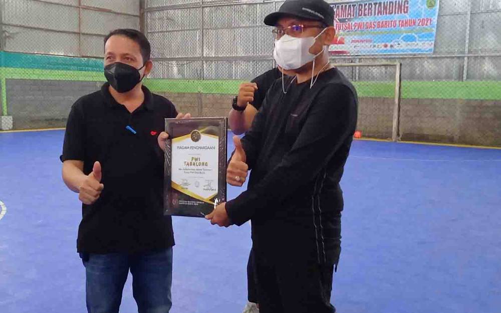 Wakil Bupati Barito Timur, Habib Said Abdul Saleh menyerahkan piagam penghargaan kepada PWI Tabalong usai pertandingan eksebisi melawan PWI Barito Timur saat pembukaan Turnamen Futsal PWI DAS Barito.