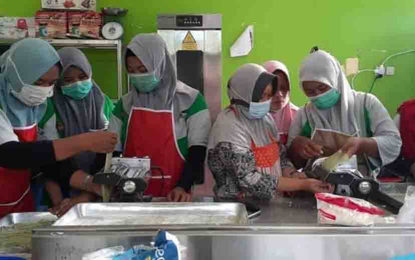 Kegiatan pelatihan pembuatan roti di Balai Latihan Kerja (BLK) Kabupaten Kotawaringin Barat.