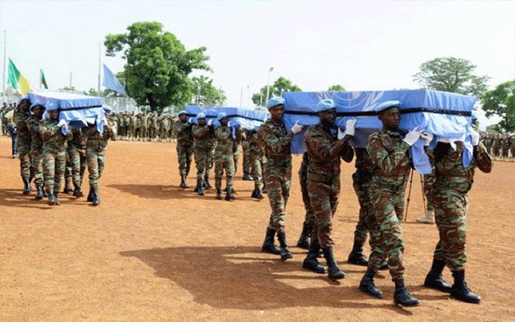 Dokumentasi - Pasukan Perserikatan Bangsa-Bangsa mengusung peti jenazah tiga prajurit PBB asal Bangladesh-- yang tewas akibat ledakan di bagian utara Mali pada Minggu-- dalam satu upacara di markas Minusma di Bamako, Mali (27/07/2017). ANTARA/REUTERS/Moustapha Diallo