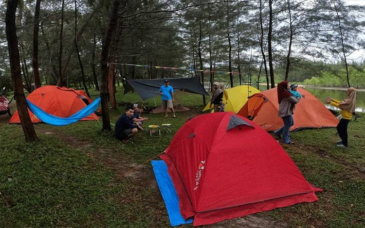 Suasana kamping keluarga di Pantai Sungai Bakau.