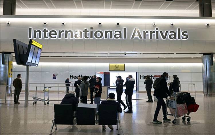 Arsip - Calon penumpang menunggu dan melihat layar ketika aturan yang lebih ketat untuk pelancong internasional diberlakukan di Bandara Heathrow, London, Inggris, Januari 2021. ANTARA/REUTERS