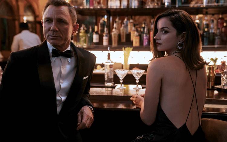Daniel Craig berperan sebagai James Bond dan Ana de Armas sebagai Paloma (salah satu "Bond Gilrs") dalam "No Time To Die" produksi EON Productions dan Metro-Goldwyn-Mayer Studios. (ANTARA/HO-Nicola Dove  2021 DANJAQ, LLC AND MGM. ALL RIGHTS RESERVED)