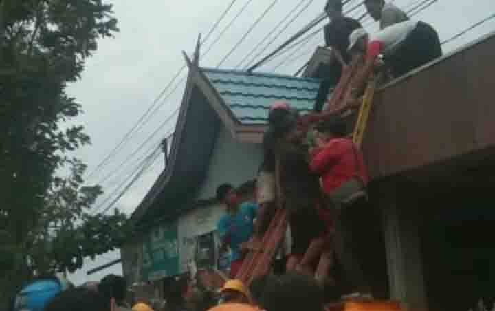 Korban kesetrum saat dievakuasi dari atap toko bangunan di Sampit, Senin, 4 Oktober 2021.