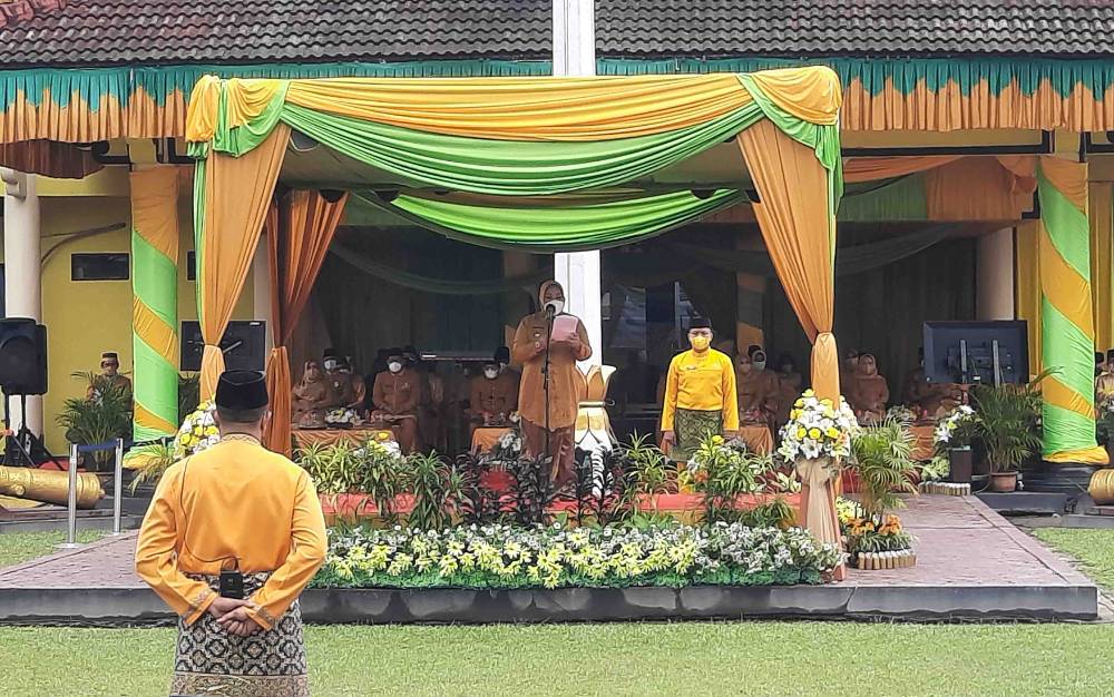 Bupati Kobar, Nurhidayah menjadi inspektur upacara peringatan HUT ke 62 Kabupaten Kotawaringin Barat, Senin, 4 Oktober 2021.