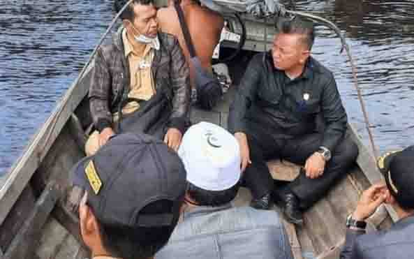 Wakil Ketua DPRD Kotawaringin Timur, Rudianur (kanan) saat berbincang dengan Camat Pulau Hanaut, Sufiansyah.