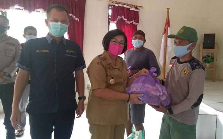 Bupati Gumas Jaya S Monong mendampingi Wabup Efrensia L.P Umbing menyalurkan bantuan kepada warga terdampak banjir dan tanah longsor di Kecamatan Rungan Hulu, Senin, 4 Oktober 2021.