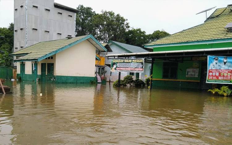 Kondisi sekitar Puskesmas Tumbang Penyahuan, Kecamatan Bukit Santuai, direndam banjir kembali.