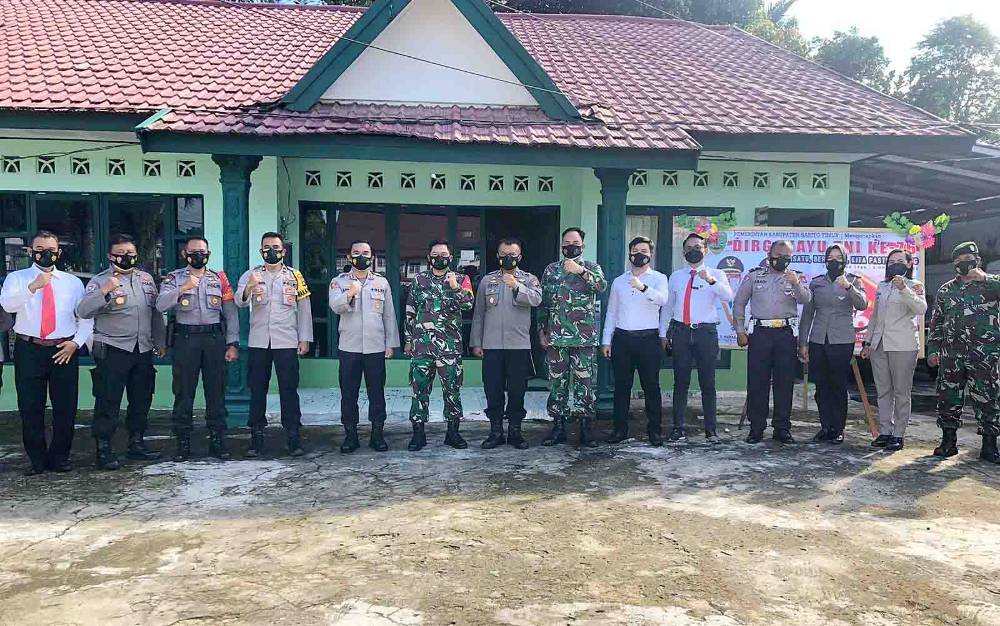 Jajaran TNI dan Polri saat peringatan HUT ke-76 TNI di Tamiang Layang, Selasa, 5 Oktober 2021.