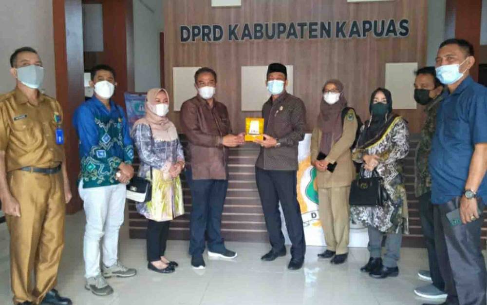 Ketua Komisi I DPRD Kapuas, Bardiansah bersama Tim Percepatan Pemekaran DOB wilayah Kotabaru, Selasa, 5 Oktober 2021.