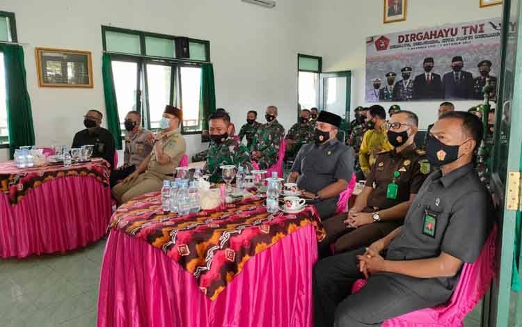 Dandim, Bupati, Ketua DPRD dan para pejabat lainnya di Lamandau saat mengikuti perinhatan HUT ke 76 TNI di Makodim, Selasa 5 Oktober 2021