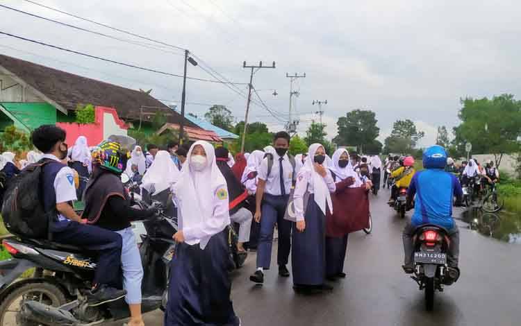 Suasana siswa pulang sekolah pada salah satu SMP di Sampit, Kotawaringin Timur