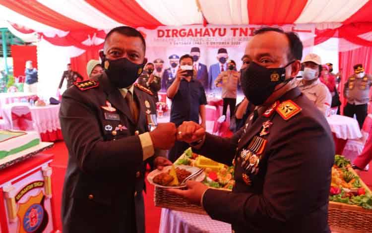 Kapolda Kalteng Irjen Dedi Prasetyo bersama Danrem 102 Panju Panjung di HUT TNI ke 76
