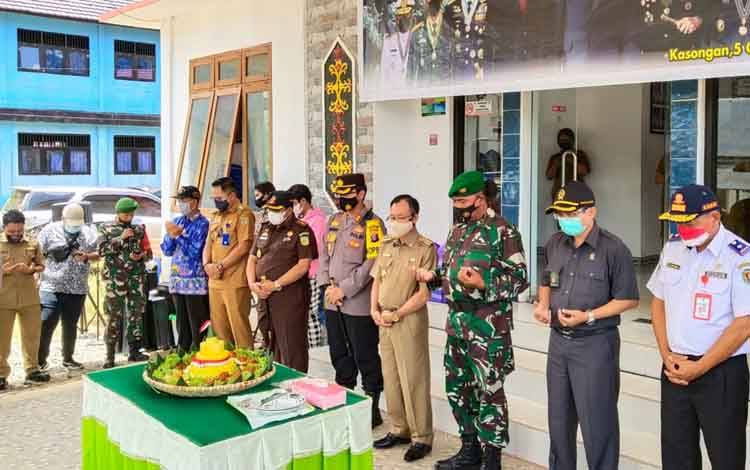 Bupati Katingan Sakariyas menghadiri bhakti sosial dalam peringatan HUT ke 76 TNI di halaman Kantor Camat Katingan Tengah