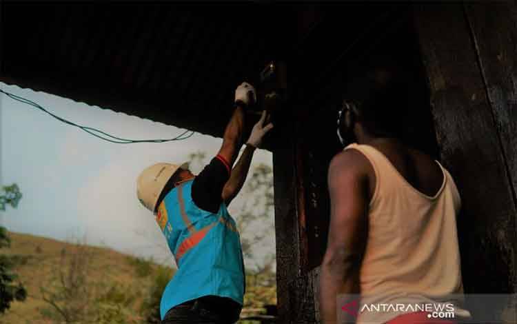 Ilustrasi petugas melakukan penambahan daya untuk pelanggan rumah tangga di Papua. (ANTARA/HO-PLN)