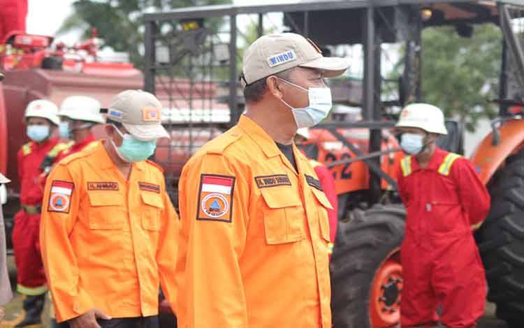 Bupati Sukamara, Windu Subagio saat memantau kendaraan pemadam kebakaran.
