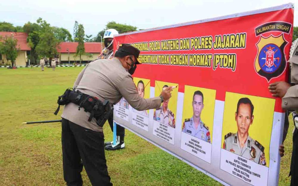 Kapolda Kalteng Irjen Dedi Prasetyo memberikan tanda silang kepada poto ke 5 anggota yang dipecat