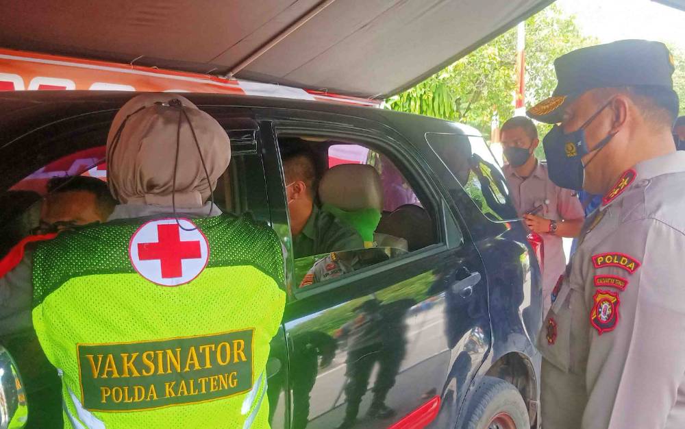 Kapolda Kalteng Irjen Dedi Prasetyo meninjau pelaksanaan vaksinasi Covid-19 secara Drive Thru