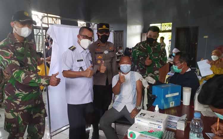 Kapolsek Hanau Ipda Ihsan Tio Basir, bersama Camat Danau Seluluk memantau pelaksanaan vaksinasi