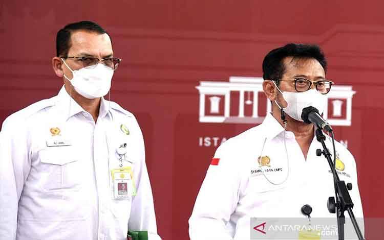 Menteri Pertanian (Mentan) Syahrul Yasin Limpo (kanan) usai mengikuti rapat bersama Presiden Joko Widodo yang membahas topik "Penguatan Ekosistem Pangan" di Istana Merdeka, Rabu (6/10/2021). ANTARA/HO-Biro Pers Setpres/Rusman/am.