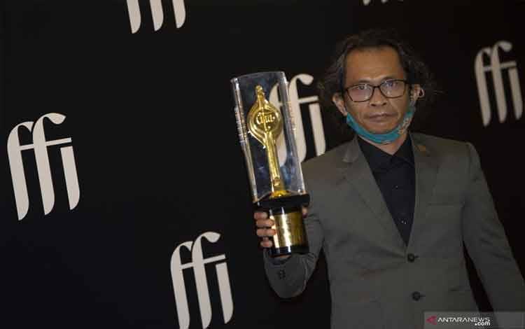 Aktor film The Science Of Fictions, Gunawan Maryanto berpose usai memenangkan kategori Pemeran Pria Terbaik Festival Film Indonesia (FFI) 2020 di Jakarta, Sabtu (5/12/2020). ANTARA FOTO/Aditya Pradana Putra/foc. (ANTARA/ADITYA PRADANA PUTRA)