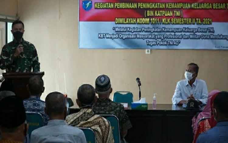 Dandim Kuala Kapuas, Letkol Inf Ary Bayu Saputro saat membuka Komsos Pembinaan Keluarga Besar TNI pada Kamis, 7 Oktober 2021.