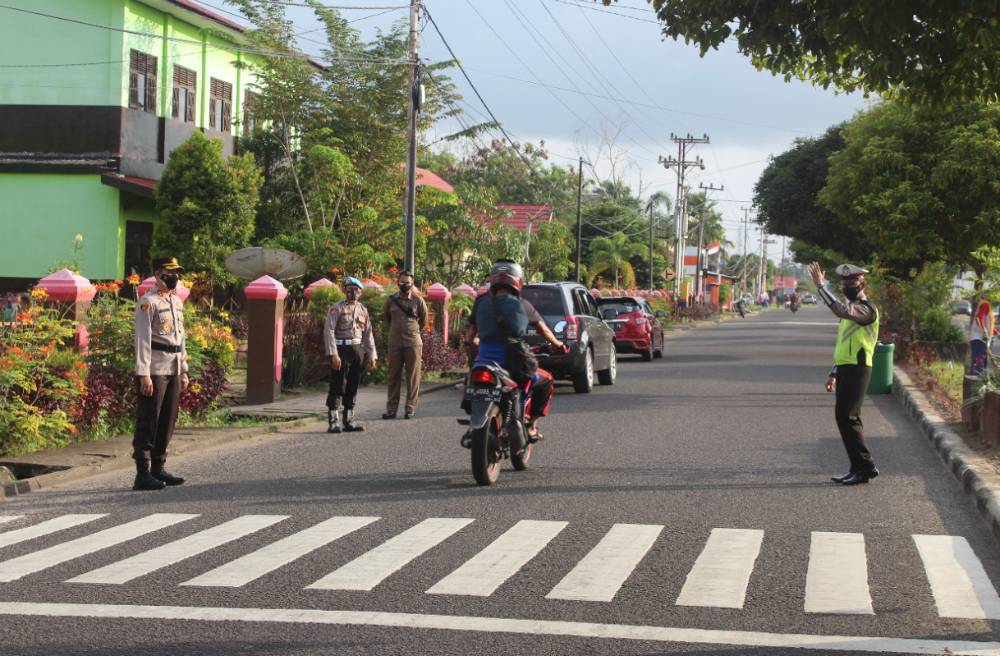 Kapolres Seruyan AKBP Bayu Wicaksono saat turun kejalan melakukan pengaturan arus lalu lintas