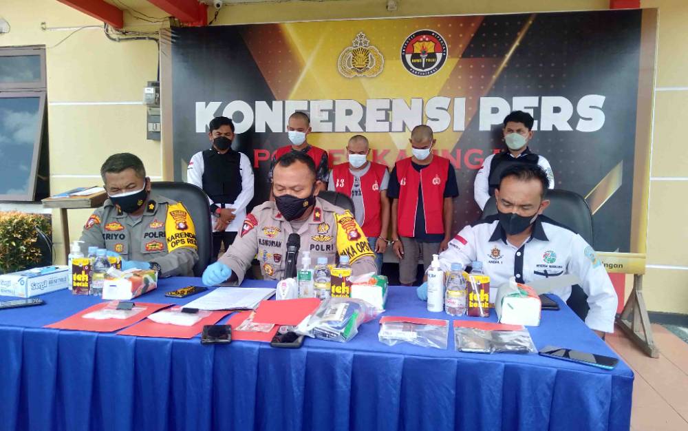 Wakapolres Katingan Kompol Hemat Siburian memimpin konferensi pers pengungkapan tindak pidana kasus narkotika dengan 3 tersangka