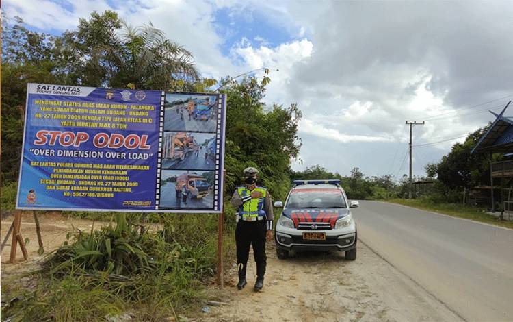 Satlantas Polres Gumas pasang spanduk terkait ODOL disejumlah titik di ruas jalan Trans Kalimantan Kuala Kurun - Palangka Raya