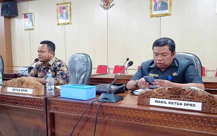 Ketua DPRD Barito Timur, Nursulistio bersama anggota DPRD dari PKB Wahyudinnor saat menyambut kunjungan DPRD Kutai Kartanegara